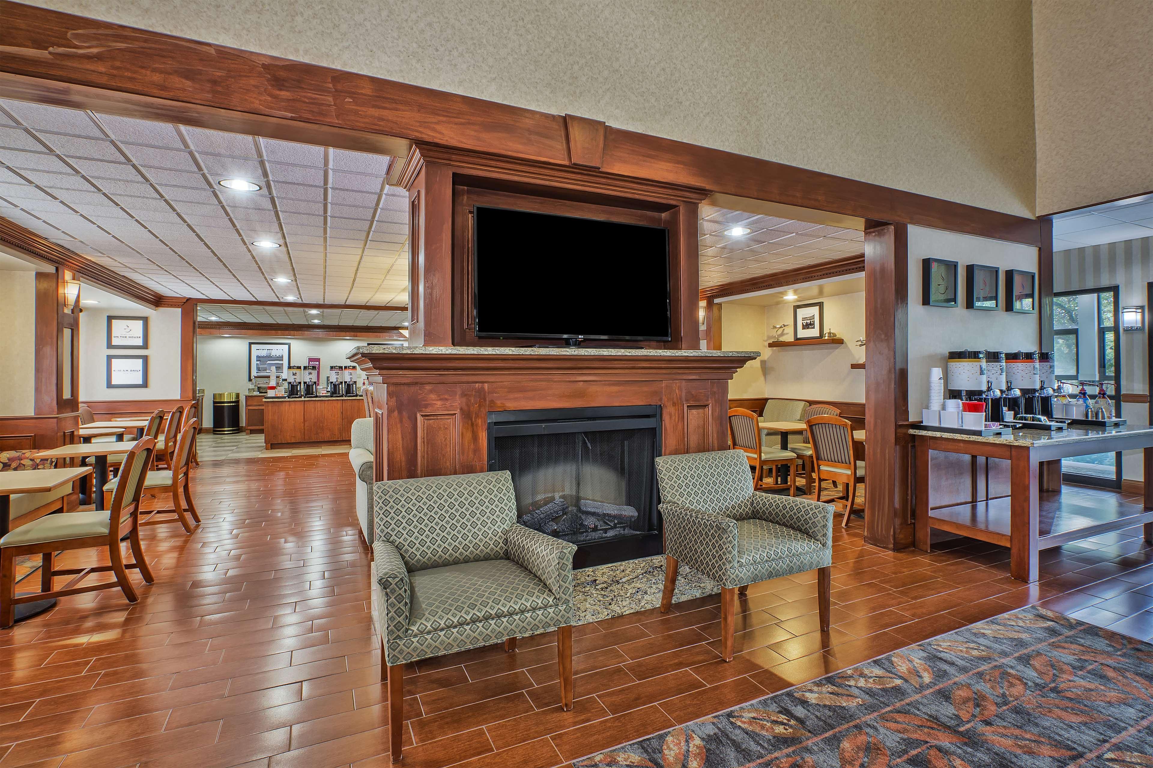 Hampton Inn Detroit/Belleville-Airport Area Exterior photo
